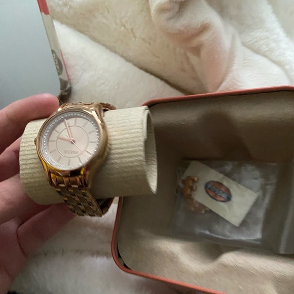 Rose gold fossil watch - Picture 2 of 2